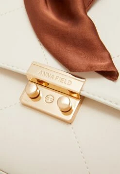 Anna Field Handtas -Off-White -Anna Field Verkoop 2024 562bd899f89342339459af73aedf1d63